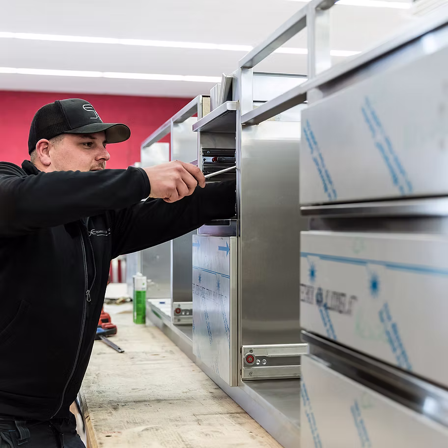 Mitarbeiter bei der Montage einer Gastroküche