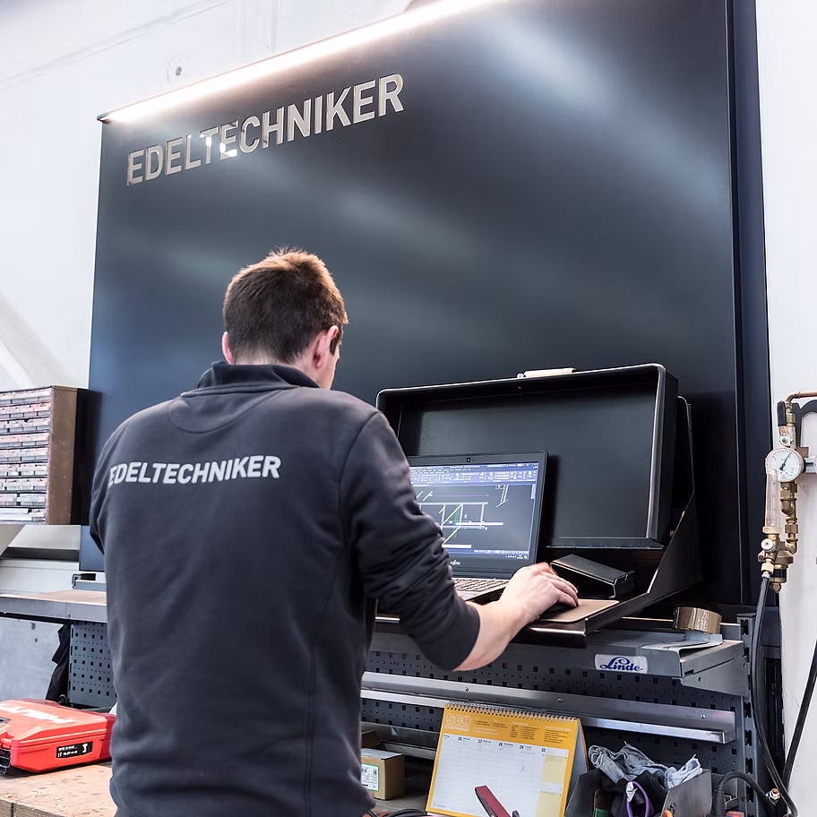 Metalltechniker an der Maschine