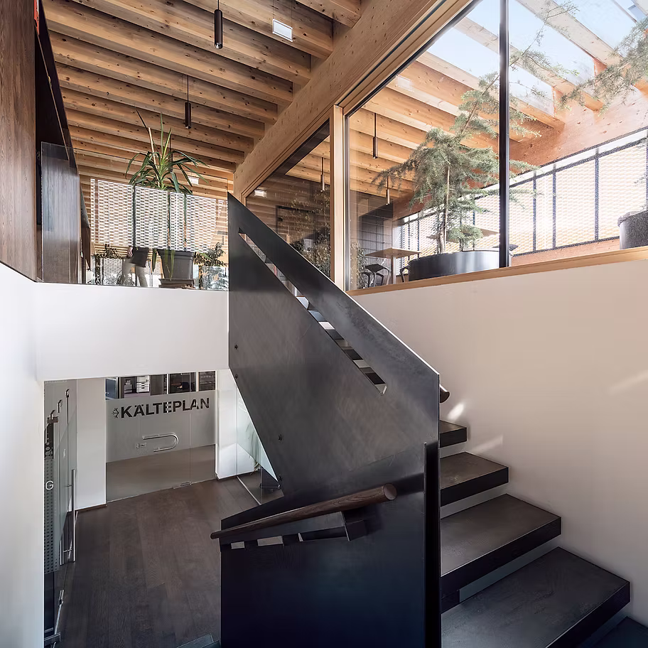 Hochwertige schwarze Stahltreppe